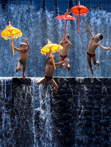 Niños divirtiéndose en una catarata