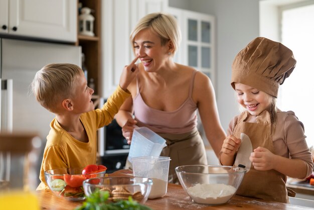 Niños divirtiéndose cocinando en casa