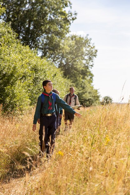 Niños divirtiéndose como boy scouts