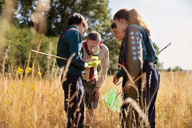 Foto gratuita niños divirtiéndose como boy scouts