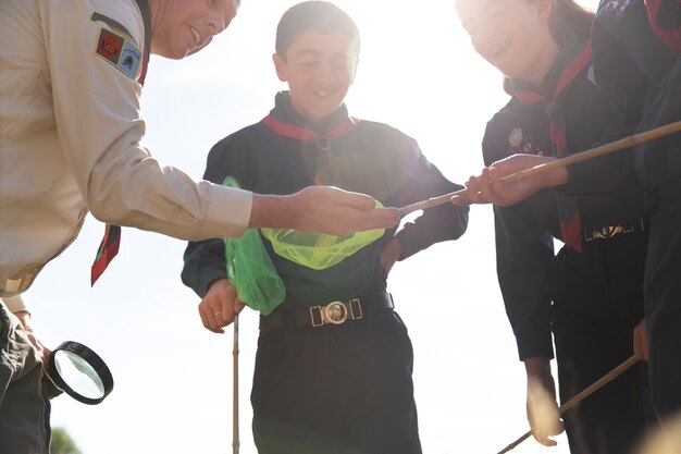 Niños divirtiéndose como boy scouts