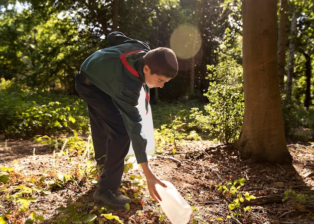 Niños divirtiéndose como boy scouts