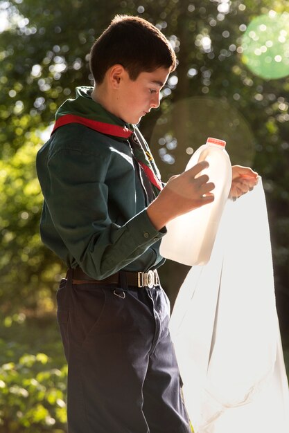 Niños divirtiéndose como boy scouts