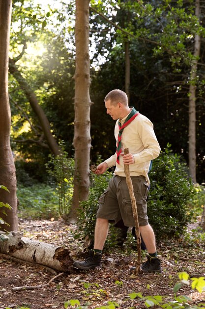 Niños divirtiéndose como boy scouts