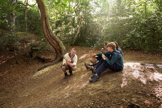 Niños divirtiéndose como boy scouts