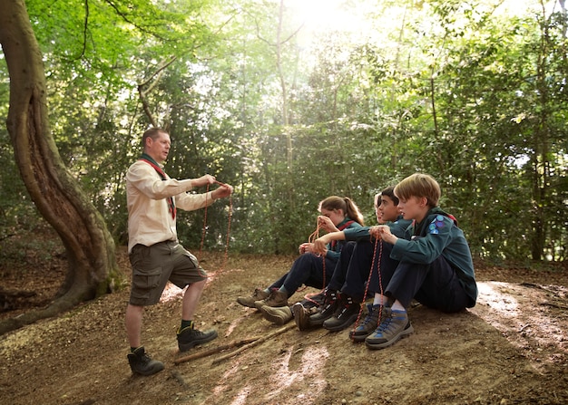 Foto gratuita niños divirtiéndose como boy scouts