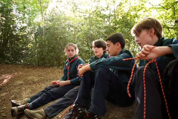 Foto gratuita niños divirtiéndose como boy scouts