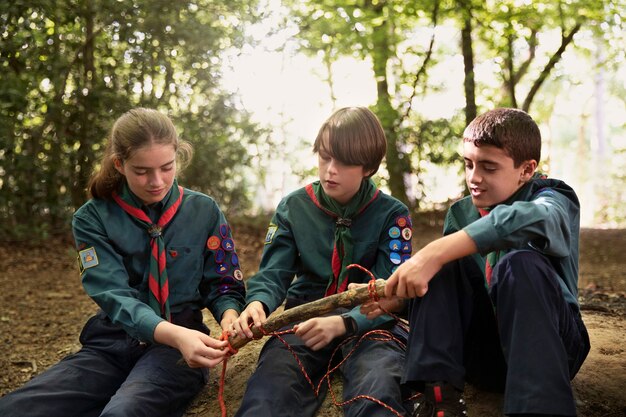 Niños divirtiéndose como boy scouts