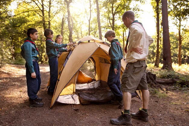 Niños divirtiéndose como boy scouts