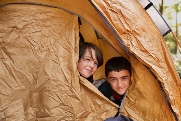 Niños divirtiéndose como boy scouts