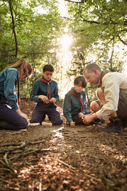 Niños divirtiéndose como boy scouts