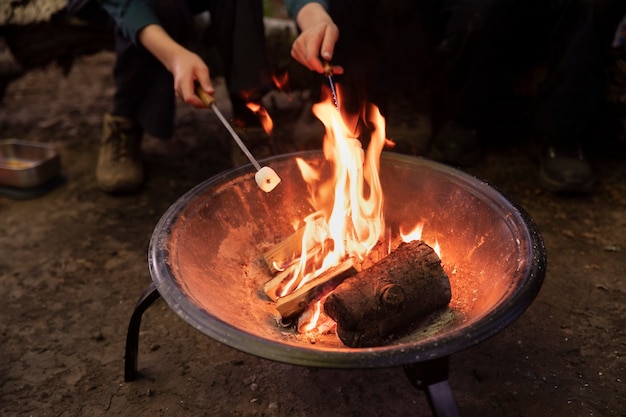 Niños divirtiéndose como boy scouts