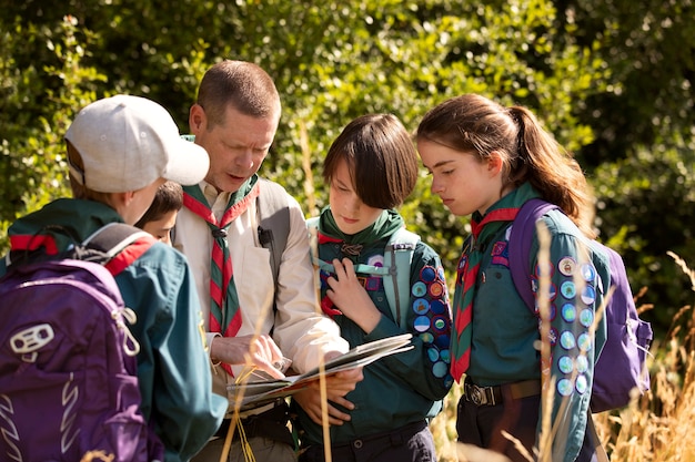 Niños divirtiéndose como boy scouts