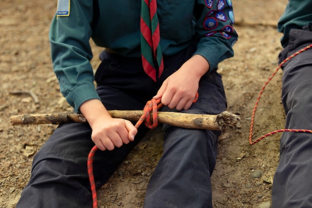 Niños divirtiéndose como boy scouts