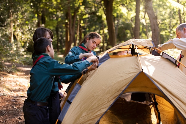 Foto gratuita niños divirtiéndose como boy scouts