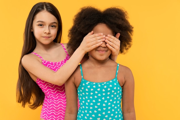 Foto gratuita niños divirtiéndose en un estudio de ajuste de verano.