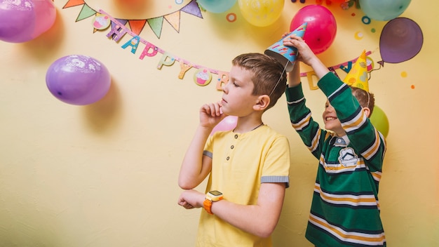 Niños divirtiéndose en la fiesta de cumpleaños