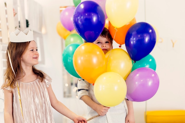 Foto gratuita niños divirtiéndose en la fiesta de cumpleaños