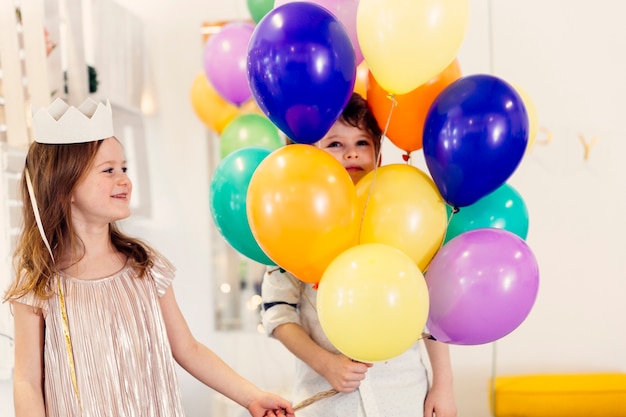 Niños divirtiéndose en la fiesta de cumpleaños