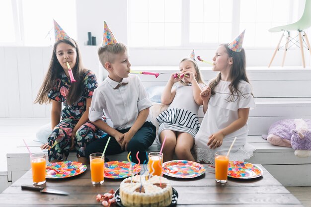 Niños divirtiéndose en la fiesta de cumpleaños