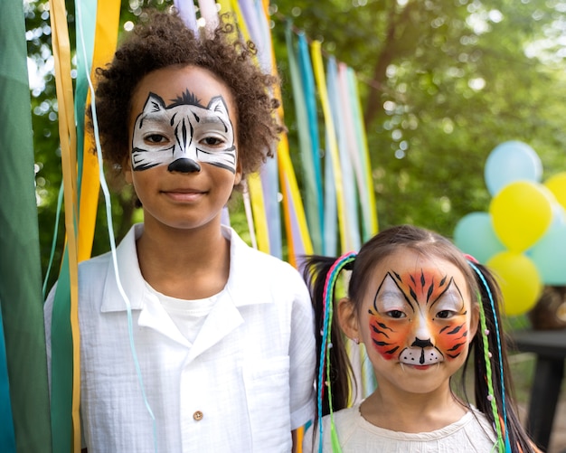 Foto gratuita niños divirtiéndose en la fiesta de la jungla