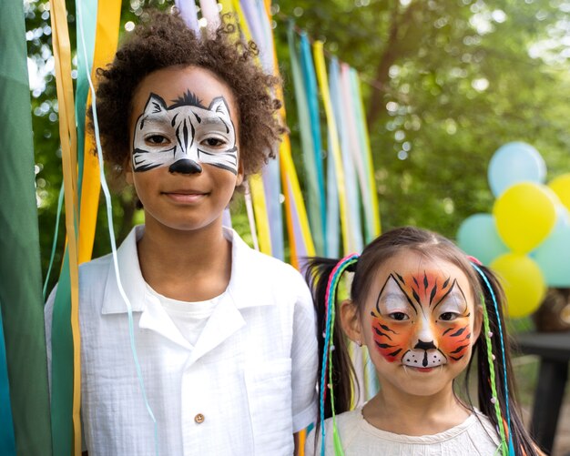 Niños divirtiéndose en la fiesta de la jungla