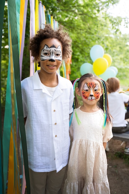 Niños divirtiéndose en la fiesta de la jungla