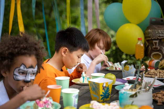 Niños divirtiéndose en la fiesta de la jungla