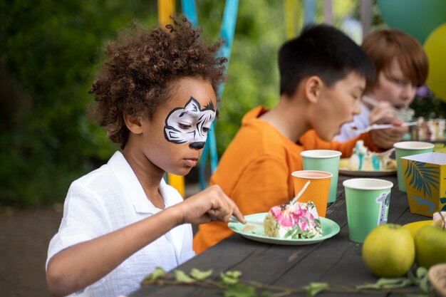 Niños divirtiéndose en la fiesta de la jungla