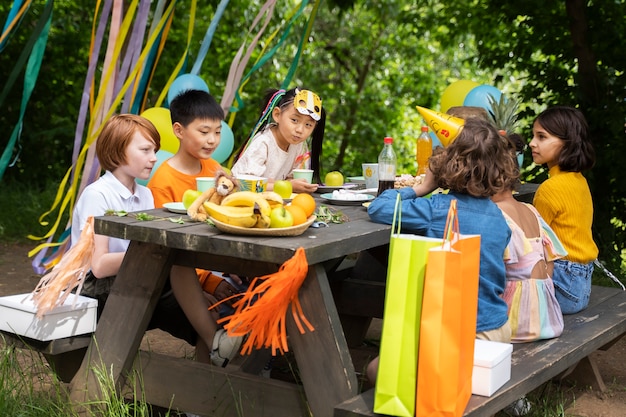 Niños divirtiéndose en la fiesta de la jungla