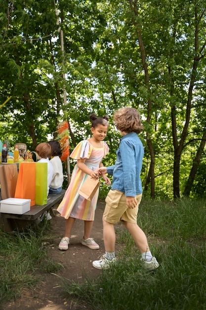 Niños divirtiéndose en la fiesta de la jungla