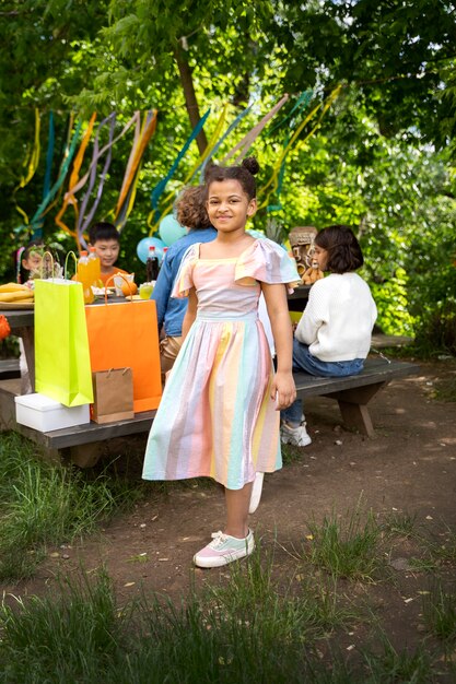 Niños divirtiéndose en la fiesta de la jungla