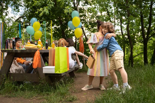 Niños divirtiéndose en la fiesta de la jungla