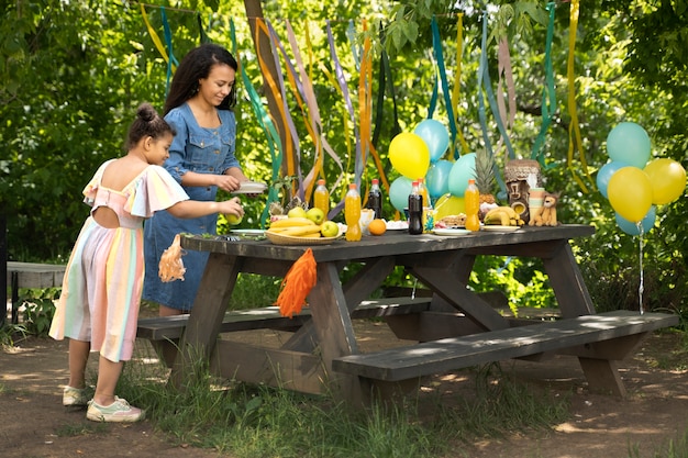 Niños divirtiéndose en la fiesta de la jungla