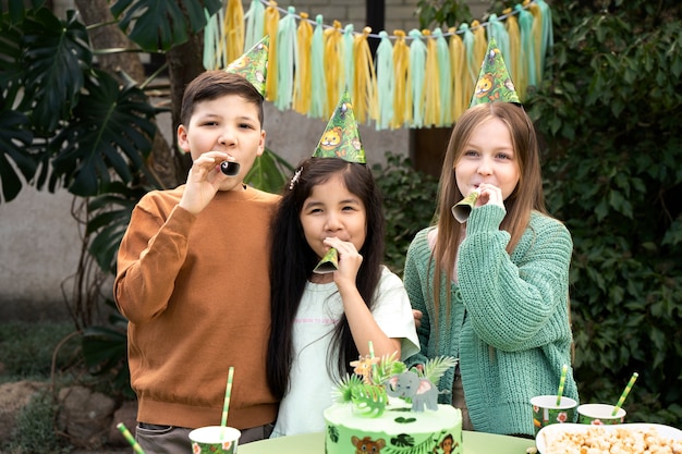 Foto gratuita niños divirtiéndose en la fiesta temática de la jungla