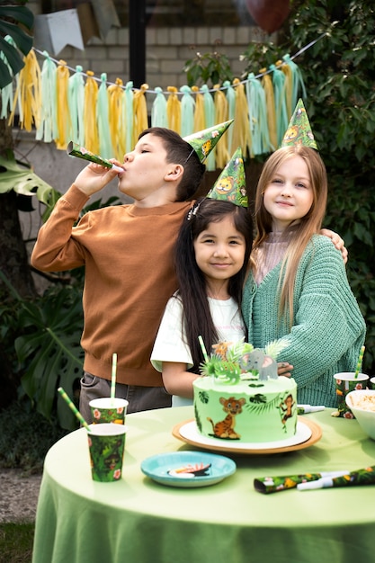 Niños divirtiéndose en la fiesta temática de la jungla