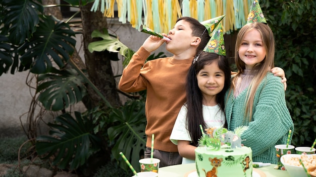 Niños divirtiéndose en la fiesta temática de la jungla