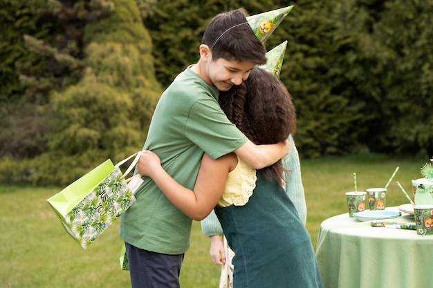 Foto gratuita niños divirtiéndose en la fiesta temática de la jungla