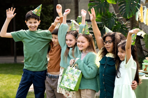 Niños divirtiéndose en la fiesta temática de la jungla