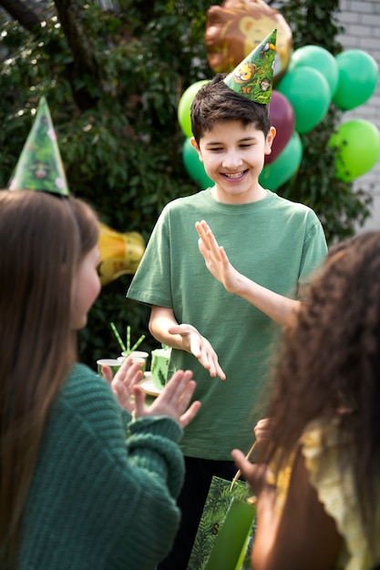 Foto gratuita niños divirtiéndose en la fiesta temática de la jungla