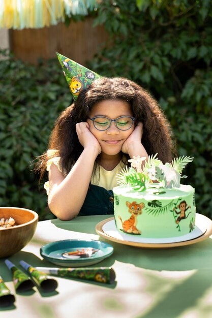 Niños divirtiéndose en la fiesta temática de la jungla