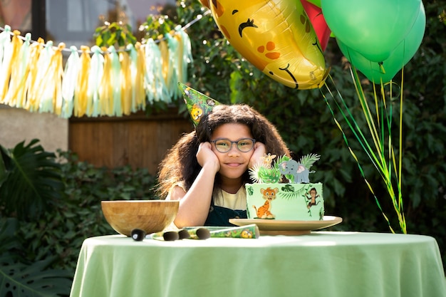 Foto gratuita niños divirtiéndose en la fiesta temática de la jungla