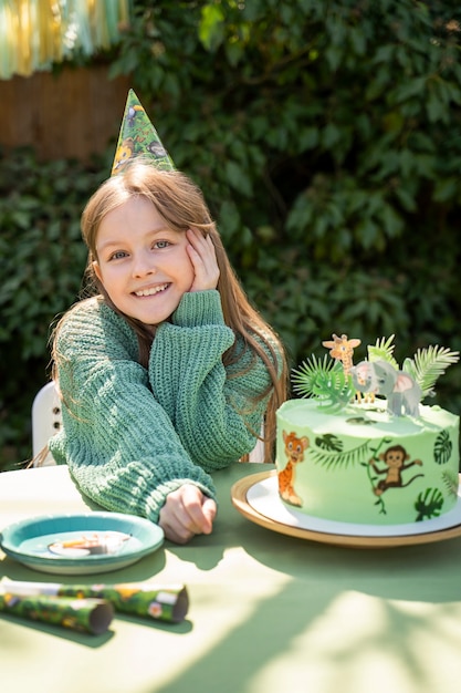 Niños divirtiéndose en la fiesta temática de la jungla