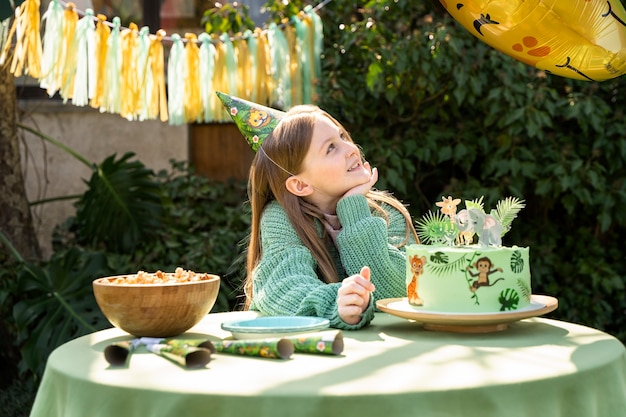 Niños divirtiéndose en la fiesta temática de la jungla