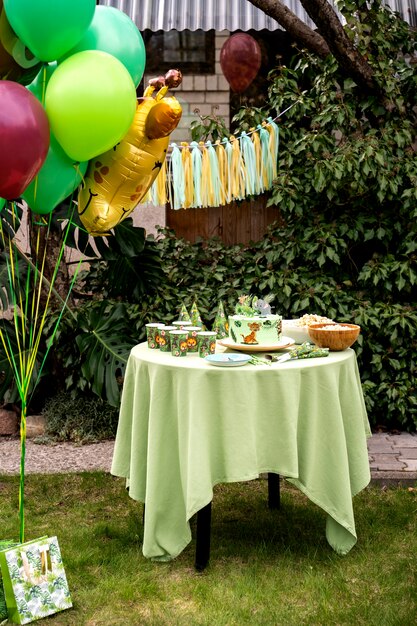 Niños divirtiéndose en la fiesta temática de la jungla