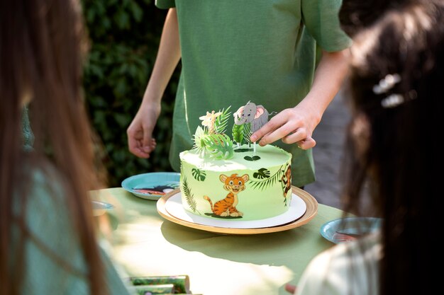 Niños divirtiéndose en la fiesta temática de la jungla