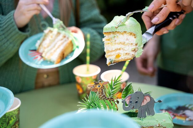 Niños divirtiéndose en la fiesta temática de la jungla