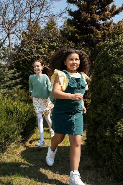 Niños divirtiéndose en la fiesta temática de la jungla