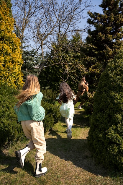 Niños divirtiéndose en la fiesta temática de la jungla