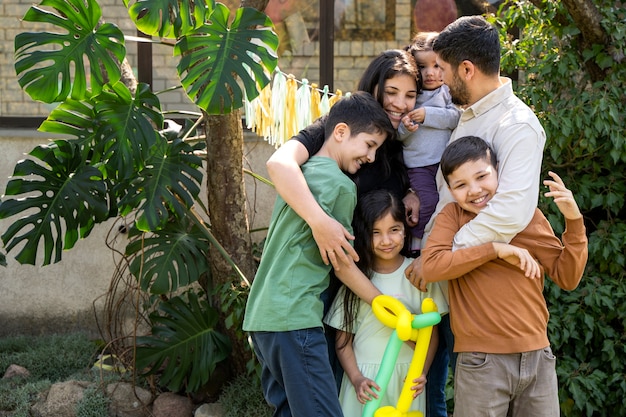 Foto gratuita niños divirtiéndose en la fiesta temática de la jungla